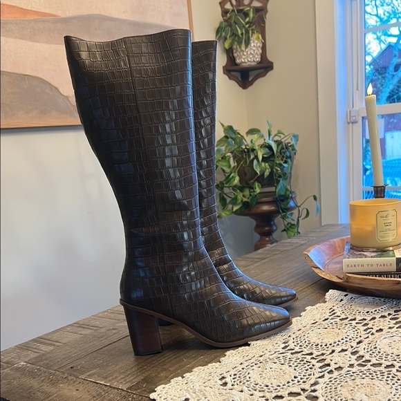Elegant Brown Croc-Embossed Knee-High Boots - Picture 3 of 6